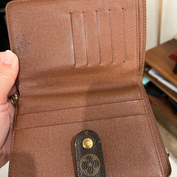 Louis Vuitton wallet $120 . - Picture 4 of 6